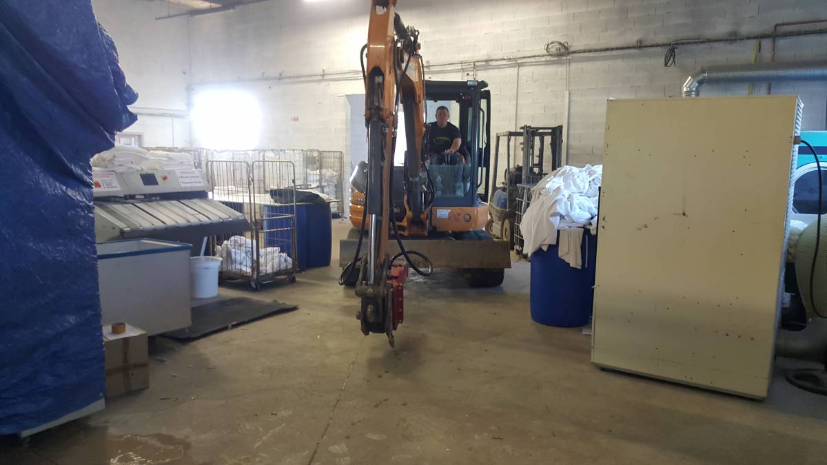 Création d&#8217;un caniveau de réception pour le linge dans blanchisserie à UNGERSHEIM. Wittenheim 2