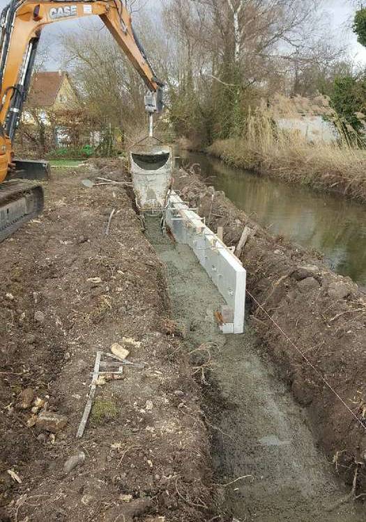 Aménagement de la berge en mur en L dans le lit de la rivière. Guebwiller