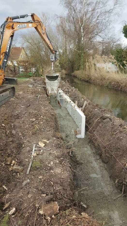 Aménagement de la berge en mur en L dans le lit de la rivière. Guebwiller