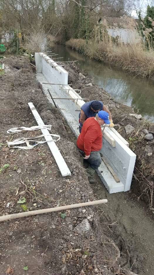 Aménagement de la berge en mur en L dans le lit de la rivière. Illzach 3