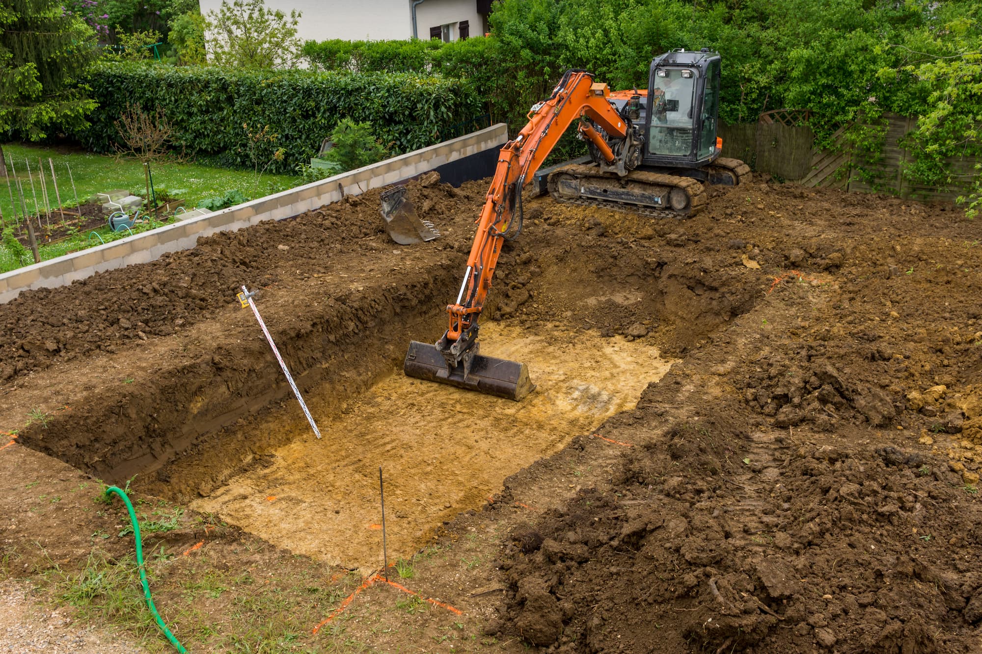 Terrassement pour piscine : comment anticiper les risques de tassement et fissuration ? Illzach